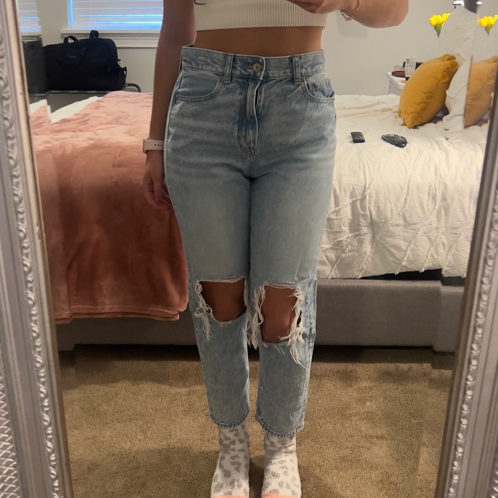 American Eagle Ripped Light Wash Mom Jean